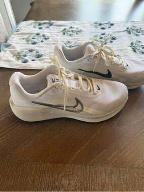 Nike Women's Cream/Black Training Sneakers